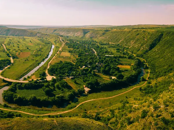 Bereketli yeşil nehir vadisinin nefes kesici manzarası canlı yeşillikler ve dolambaçlı su yolları sergiliyor.