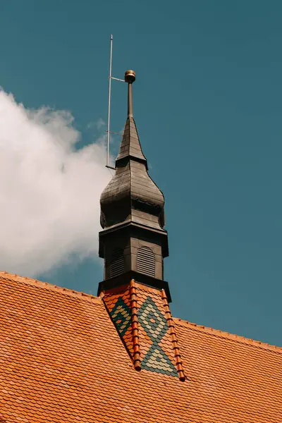 Güzel ve pitoresk bir kilise kulesi. Karmaşık tasarım elementleri açık mavi gökyüzüne karşı duruyor.