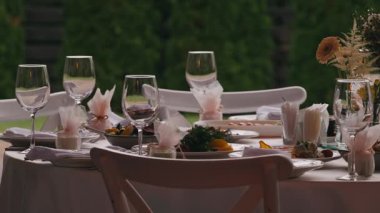 Nefis bir dekor ve ambiyans içeren bir açık hava yemek deneyimi için güzel bir masa hazırlandı.