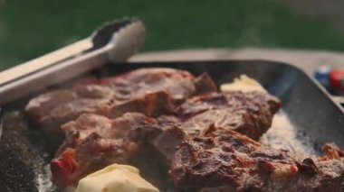 Baharatlı ve tereyağlı biftekler arkadaşlarla yaz mangal partileri için mükemmeldir.