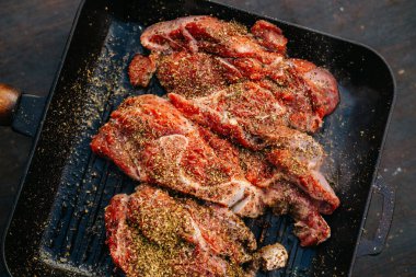 Lezzetli, cızırtılı sığır eti kesimleri baharat karışımıyla ustalıkla tatlandırılmış ızgara ve barbekü aşıkları için ideal.