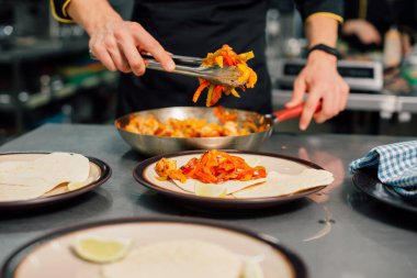 Yetenekli bir şef rengarenk, canlı bir mutfak ortamında lezzetli ve taze tacoları bir araya getirir.