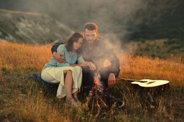 Sıcak ateşin paylaştığı güzel ve romantik bir an, sevgiyi ve doğada derin bir bağı gösteriyor.