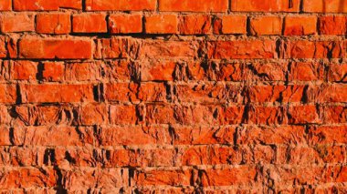Yüksek çözünürlüklü bir resim yıpranmış kırmızı tuğla bir duvar gösteriyor. Karmaşık ve zengin doku detayları içeriyor.