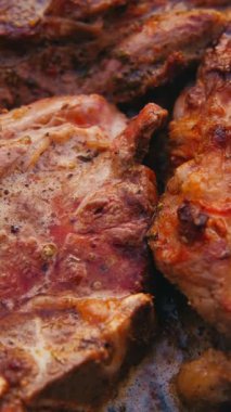 Lezzetli pişirilmiş et, ağız sulandırıcı dokular ve gerçekten iştah açıcı renkler sergiliyor.