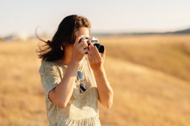Tutkulu bir fotoğrafçı, altın bir tarlada aydınlık ve güneşli bir günde doğanın özünü ustalıkla yakalıyor.