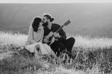 Bir çift, huzurlu bir doğal ortamda güzel bir müzik anına değer verir. Aşklarını ve ilişkilerini somutlaştırırlar.