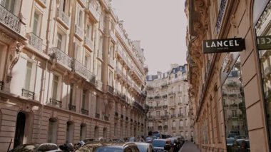 Paris, Fransa. 27 Ekim 2023. Muhteşem bir mimari ve ikonik Lancel markasının sergilendiği güzel bir Paris caddesini keşfedin.