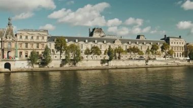 Paris, Fransa. 24 Ekim 2023. Büyüleyici ve çarpıcı bir manzara. Paris 'teki Seine Nehri' nin manzaralı büyük mimarisi.