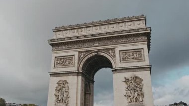 Paris, Fransa. 27 Ekim 2023. Paris 'te bulutlu bir günde çekilen çarpıcı Zafer Takı mimari ihtişamını gözler önüne seriyor..