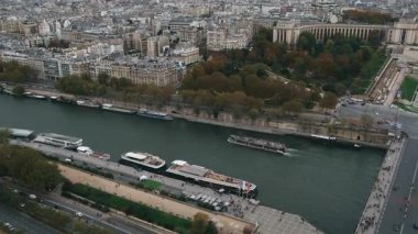 Paris, Fransa. 27 Ekim 2023. Paris 'te canlı sonbahar renklerinin ve teknelerin sergilendiği Seine Nehri' nin nefes kesici hava manzarasının tadını çıkarın.