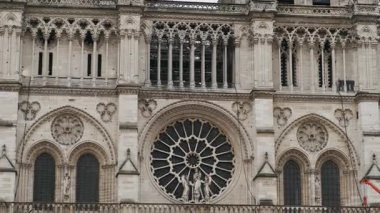 Paris, Fransa. 25 Ekim 2023. Paris 'teki NotreDame Katedrali' nin iskelesini ve kapsamlı restorasyon çalışmalarını gösteren resimler