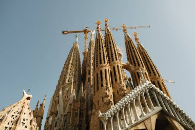 Barselona, İspanya. 21 Şubat 2023. Sagrada Familia 'nın eşsiz kulelerine bakın, halen yapım aşamasında, Barcelona' da çarpıcı bir manzara için