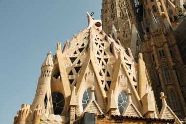 Barselona, İspanya. 21 Şubat 2023. Sagrada Famlia 'nın karmaşık çatı tasarımına yakın plan, benzersiz mimarisini sergiliyor.