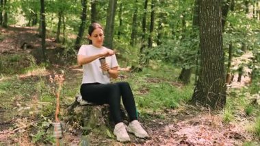 Bir kadın huzurlu bir ormanda zevkle yontuyor, olağanüstü el sanatları yeteneklerini ustalıkla sergiliyor.