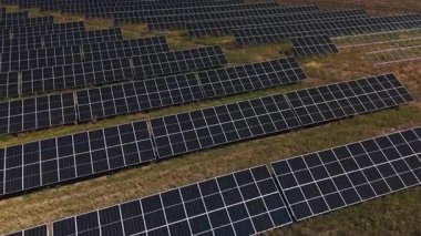 Çarpıcı bir hava fotoğrafı yenilenebilir, temiz enerji üreten güzel güneş panellerini yakalıyor.