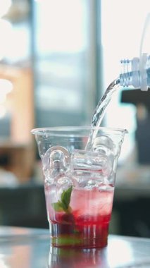 Taze nane, buz ve suyla ustalıkla hazırlanmış bir içkinin ferahlatıcı ve canlandırıcı görüntüsünün tadını çıkarın.