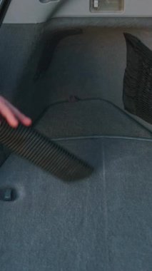Özelleştirilmiş bir araçla bir arabanın bagajını iyice temizleme, dikkatli bakımı vurgulama