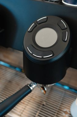 Bu şık ve modern espresso makinesi tutkulu kahve meraklıları için ideal kullanıcı dostu kontrol düğmesine sahip.