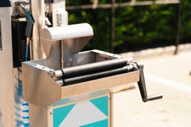 Bu, açık alanlarda kamu kullanımı için tasarlanmış güzel bir metalik el kol makinesinin yakın plan görüntüsü.