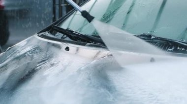 Yüksek basınçlı köpüklenme çeşitli araba yüzeylerini temizler, otomobil görünümünüzü geliştirmek için parlak sonuçlar verir