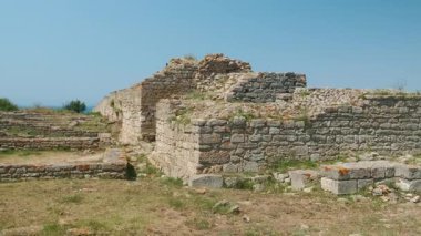 Çarpıcı mavi gökyüzüne ve yemyeşil çimlere karşı kurulmuş büyüleyici tarihi taş kalıntılarına güzel bir bakış.