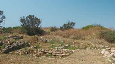 Enfes bir deneyim için canlı yeşillikler ve açık gökyüzünün ortasındaki antik yapıların çarpıcı kalıntılarını keşfedin.
