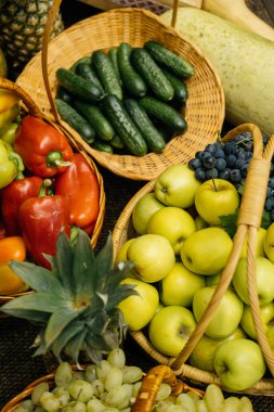 Örülmüş sepetlerde taze meyve ve sebzelerin güzel bir çeşidi var. Pazar vitrinleri için mükemmel..