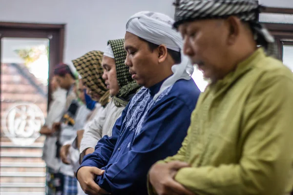 Thariqat Naqsyabandiyah Kholidiyah Jalaliyah教会は 2023年4月20日にインドネシア西ジャワ州ボゴールでEidの祈り1444 Hを実施しました — ストック写真