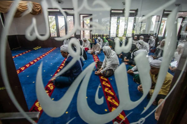Thariqat Naqsyabandiyah Kholidiyah Jalaliyah 회중은 2023 인도네시아 보고르 Eid 기도문 — 스톡 사진