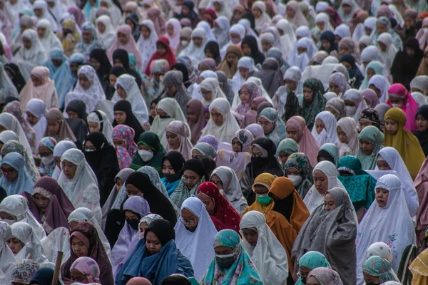 Komunitas Muslim Melaksanakan Idul Fitri 1444 Pada April 2023 Lapangan — Stok Foto