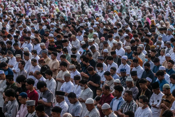 Komunitas Muslim Melaksanakan Idul Fitri 1444 Pada April 2023 Lapangan — Stok Foto