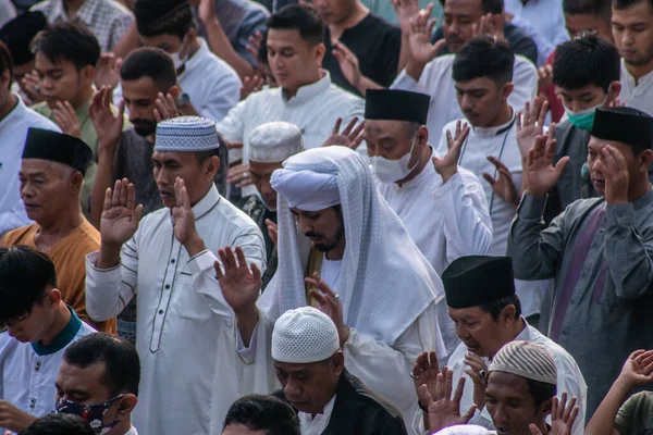 2023年4月21日 穆斯林社区在印度尼西亚西爪哇茂物的Sempur Field进行开斋节祈祷 — 图库照片