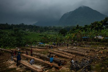 Cihanjawar Village, Sukamakmur Village, Bogor, West Java, Endonezya sakinleri, Kuluwung geleneksel kültür festivali için 25 Nisan 2023 tarihinde Randu ağaçlarından toplar yaptı.