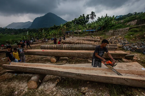 Cihanjawar Village, Sukamakmur Village, Bogor, West Java, Endonezya sakinleri, Kuluwung geleneksel kültür festivali için 25 Nisan 2023 tarihinde Randu ağaçlarından toplar yaptı.