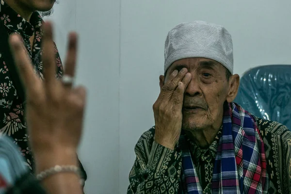 BOGOR, INDONESIA - 27 Mart 2023: Bir vatandaş 27 Mart 2023 'te Endonezya' nın Bogor Regency District, Ainun Cahaya Medika göz kliniğinde bir göz testi gerçekleştirdi.