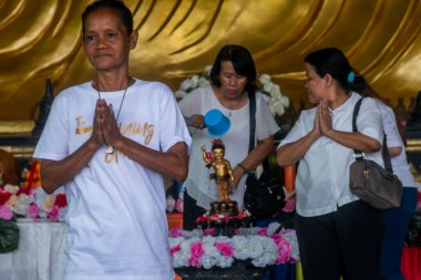 Bogor, Batı Java, Endonezya 'daki Budistler, Budist Dharma Vihara 8 Pho Sat' ta 4 Haziran 2023 'te yapılan Trisuci Vesak kutlamaları sırasında yapılan Buda heykelini yıkıyorlar.