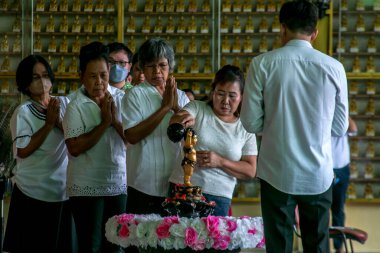 Bogor, Batı Java, Endonezya 'daki Budistler, Budist Dharma Vihara 8 Pho Sat' ta 4 Haziran 2023 'te yapılan Trisuci Vesak kutlamaları sırasında yapılan Buda heykelini yıkıyorlar.