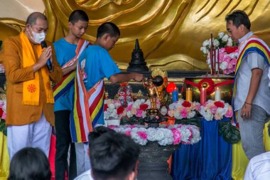 Bogor, Batı Java, Endonezya 'daki Budistler, Budist Dharma Vihara 8 Pho Sat' ta 4 Haziran 2023 'te yapılan Trisuci Vesak kutlamaları sırasında yapılan Buda heykelini yıkıyorlar.