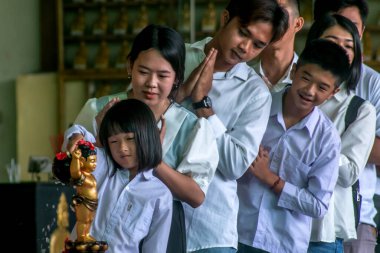 Bogor, Batı Java, Endonezya 'daki Budistler, Budist Dharma Vihara 8 Pho Sat' ta 4 Haziran 2023 'te yapılan Trisuci Vesak kutlamaları sırasında yapılan Buda heykelini yıkıyorlar.