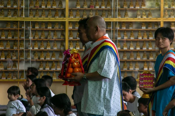 Vesak Günü 'nü kutlayan Budistler, 4 Haziran 2023' te Budist Dharma & 8 Pho Sat Vihara 'da bir tören düzenlediler..