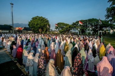 Müslümanlar, 29 Haziran 2023 'te Endonezya' nın Batı Cava kentindeki Bogor kasaba meydanında Kurban 1444 Hijriah namazını kıldılar..