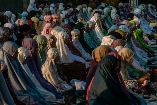 Müslümanlar, 29 Haziran 2023 'te Endonezya' nın Batı Cava kentindeki Bogor kasaba meydanında Kurban 1444 Hijriah namazını kıldılar..