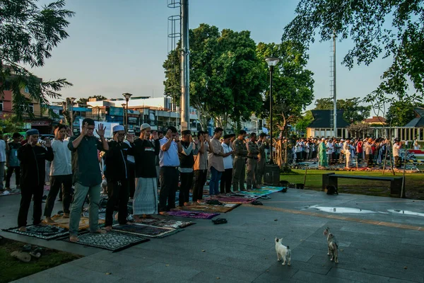 Müslümanlar, 29 Haziran 2023 'te Endonezya' nın Batı Cava kentindeki Bogor kasaba meydanında Kurban 1444 Hijriah namazını kıldılar..