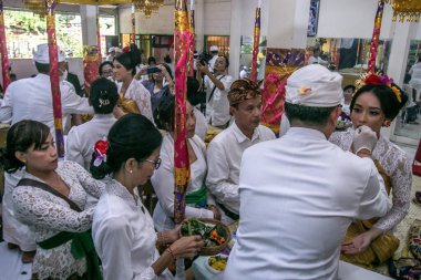 Dişçiler, 9 Temmuz 2023 tarihinde Giri Kusuma Tapınağı Pasraman, Bogor City, Batı Java, Endonezya 'daki diş kesme törenine veya Mepandes geleneğine katılan bir kişinin dişlerini dosyaladılar.