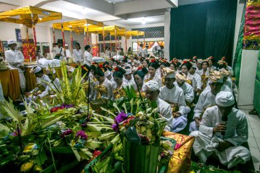 Katılımcılar, 9 Temmuz 2023 'te Giri Kusuma Tapınağı Pasraman, Bogor City, Batı Java, Endonezya' da diş kesme işlemi veya Mepandes geleneği öncesinde bir dizi ayin gerçekleştirdiler.