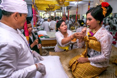 Katılımcılar, 9 Temmuz 2023 'te Giri Kusuma Tapınağı Pasraman, Bogor City, Batı Java, Endonezya' da diş kesme işlemi veya Mepandes geleneği öncesinde bir dizi ayin gerçekleştirdiler.