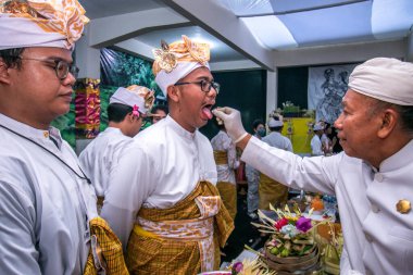 Katılımcılar, 9 Temmuz 2023 'te Giri Kusuma Tapınağı Pasraman, Bogor City, Batı Java, Endonezya' da diş kesme işlemi veya Mepandes geleneği öncesinde bir dizi ayin gerçekleştirdiler.