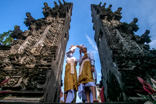 Yetişkinliğe adım atan düzinelerce Hindu genci 9 Temmuz 2023 'te Mepandes geleneğine katılıyor veya Giri Kusuma Tapınağı Pasraman, Bogor City, Batı Java, Endonezya' da dişlerini kesiyor.