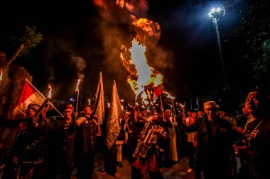 Bogor, Batı Java, Endonezya 'daki Müslümanlar, İslami Yeni Yıl 1445 Hijriye' ye 18 Temmuz 2023 'te meşale geçit töreniyle hoş geldiniz.